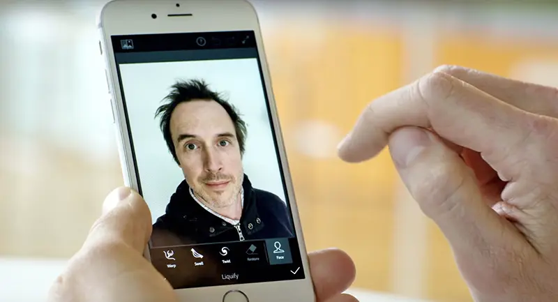 Adobe studia un'intelligenza artificiale per migliorare i selfie