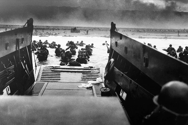 D-day: il racconto dello sbarco in Normandia con le foto di Robert Capa