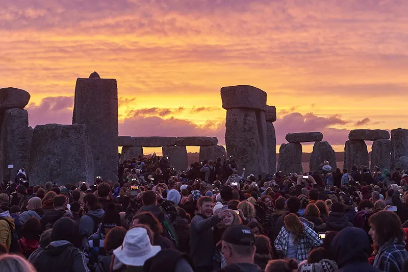 Solstizio d'estate: migliaia di persone a Stonehenge in attesa dell'alba