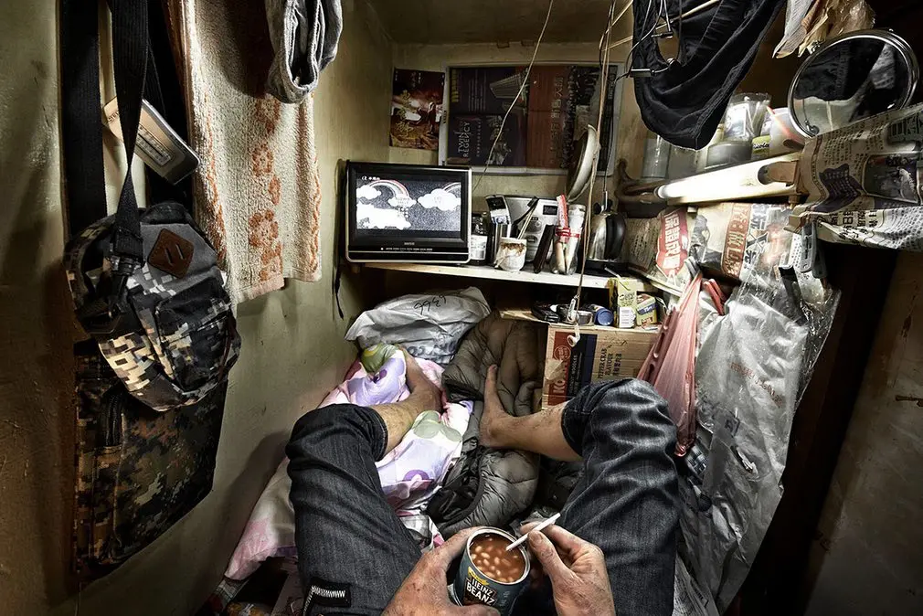 La vita nelle case-bara di Hong Kong