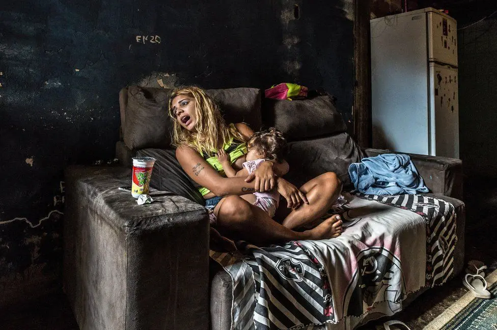 Le donne delle favelas: la vita negli edifici abbandonati di Rio