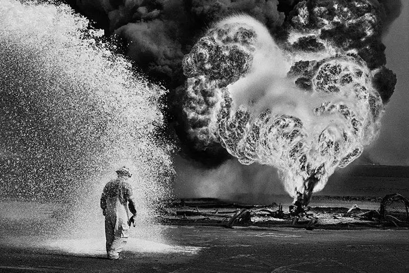Kuwait: un deserto in fiamme. Fotografie di Sebastiao Salgado