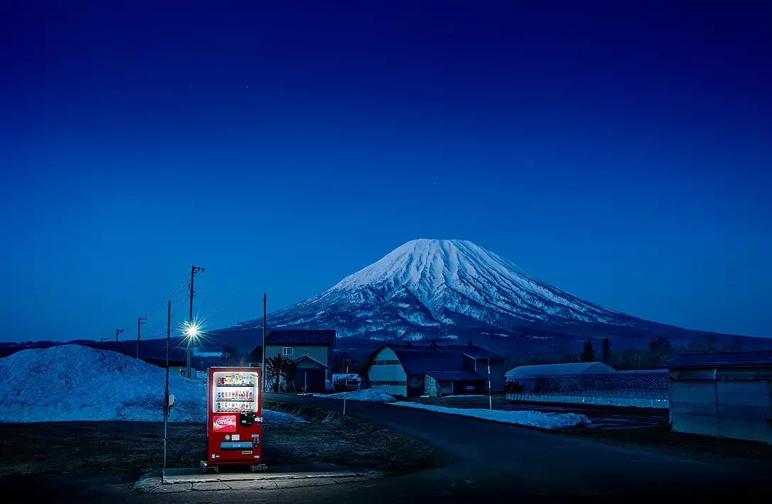 Roadside lights: i distributori automatici brillano nelle notti giapponesi
