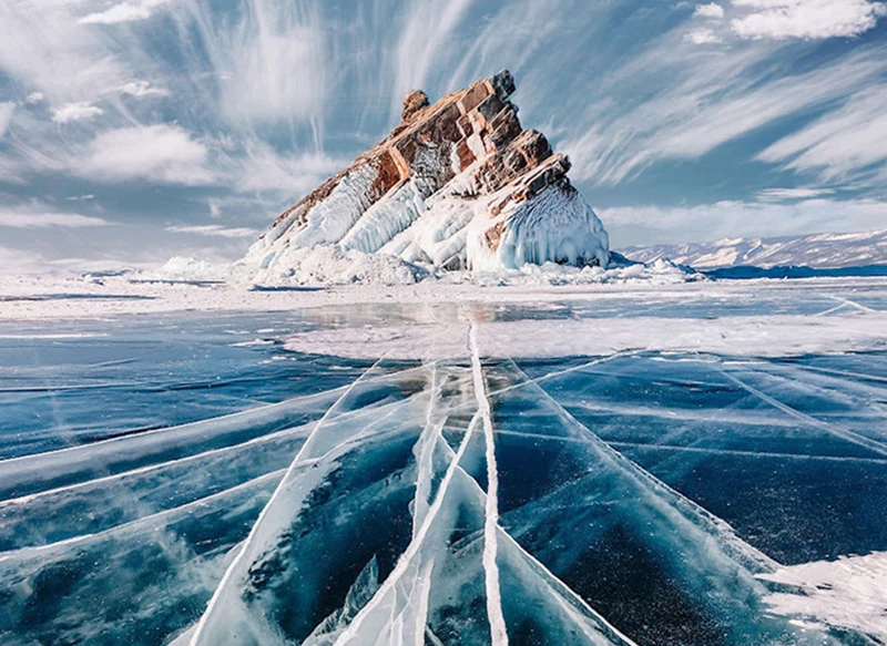 Lo spettacolo del lago Bajkal durante il freddo inverno siberiano