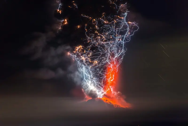 Le incredibili tempeste di fulmini all'interno di eruzioni vulcaniche