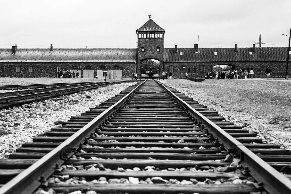 Auschwitz: basta foto ricordo sui binari della morte!!!