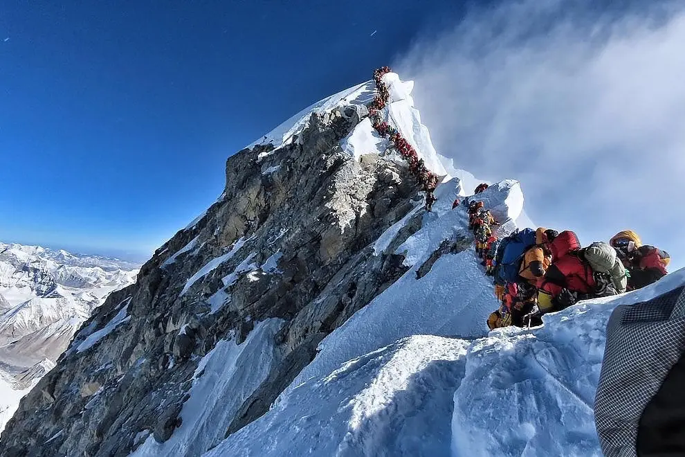 Follia in alta quota. Tutti in coda per raggiungere la cima dell'Everest.