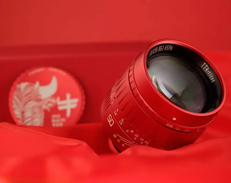 TTArtisan Red Ox 50mm f/0.95 in edizione limitata in onore dell'anno del bue in Cina