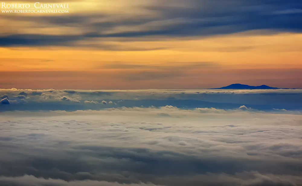 Montagne come isole, nuvole come oceani