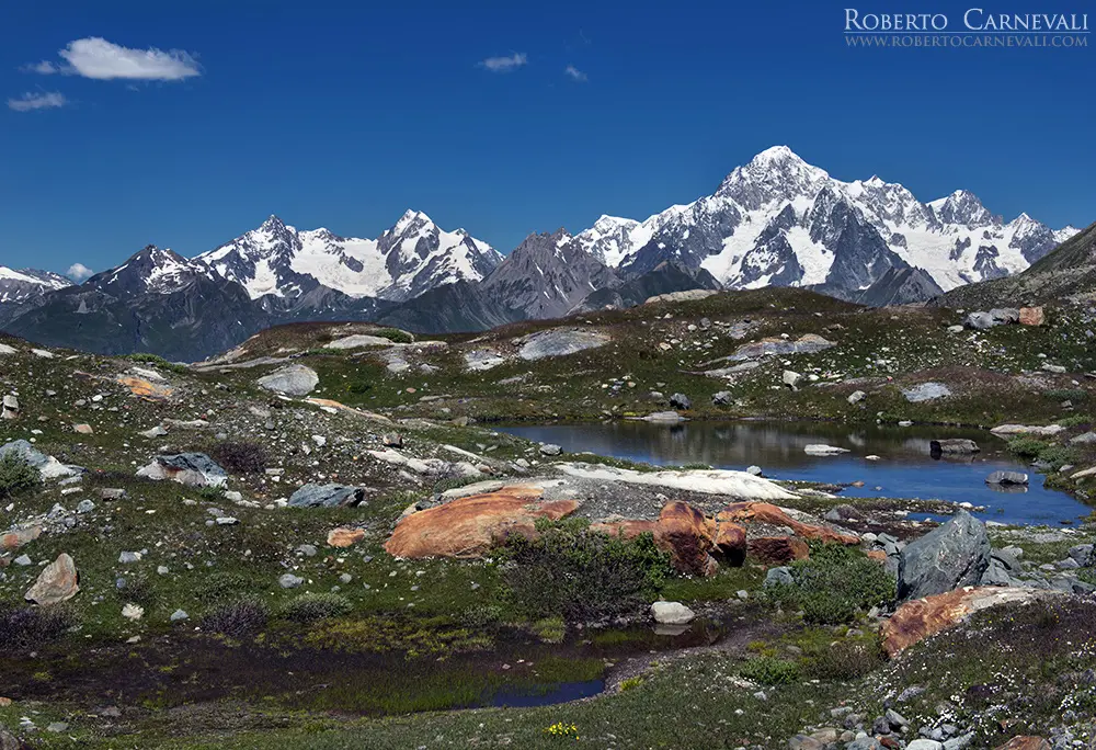 Un suggestivo affaccio sul monte Bianco