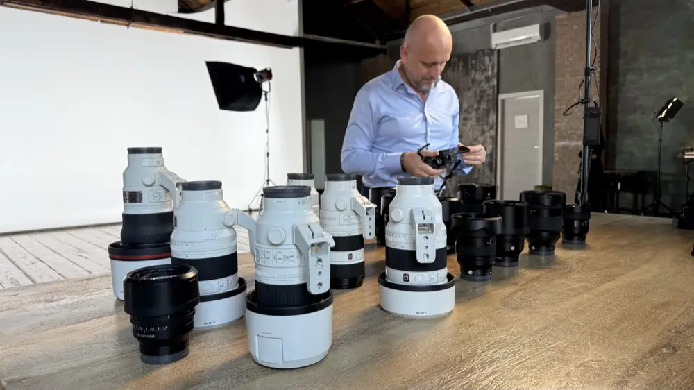 Sony A7 V in esposizione al Cross+Studio di Milano, evidenziando il design ergonomico e innovativo della fotocamera.