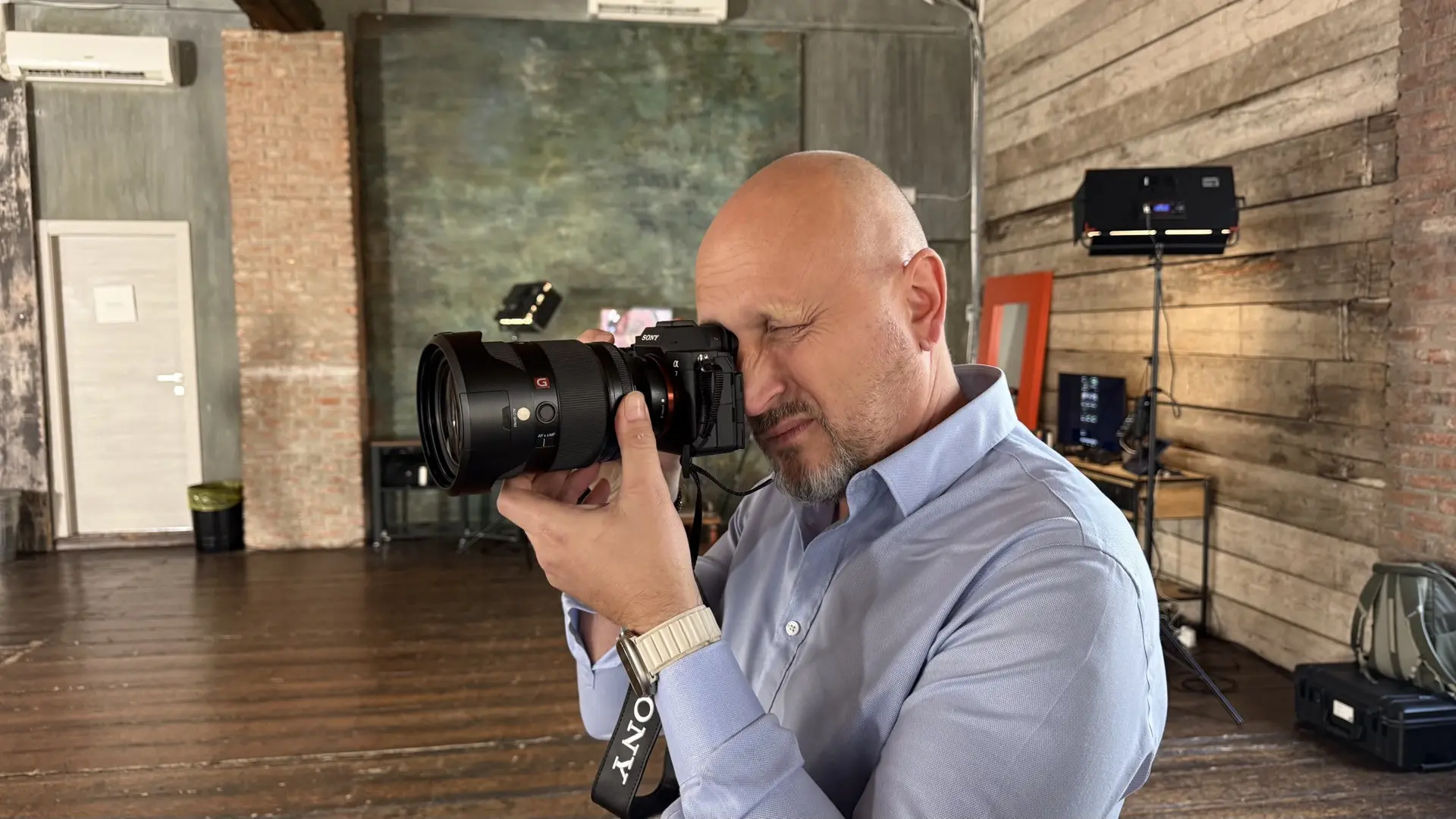 Sony A7 V in esposizione al Cross+Studio di Milano, evidenziando il design ergonomico e innovativo della fotocamera.