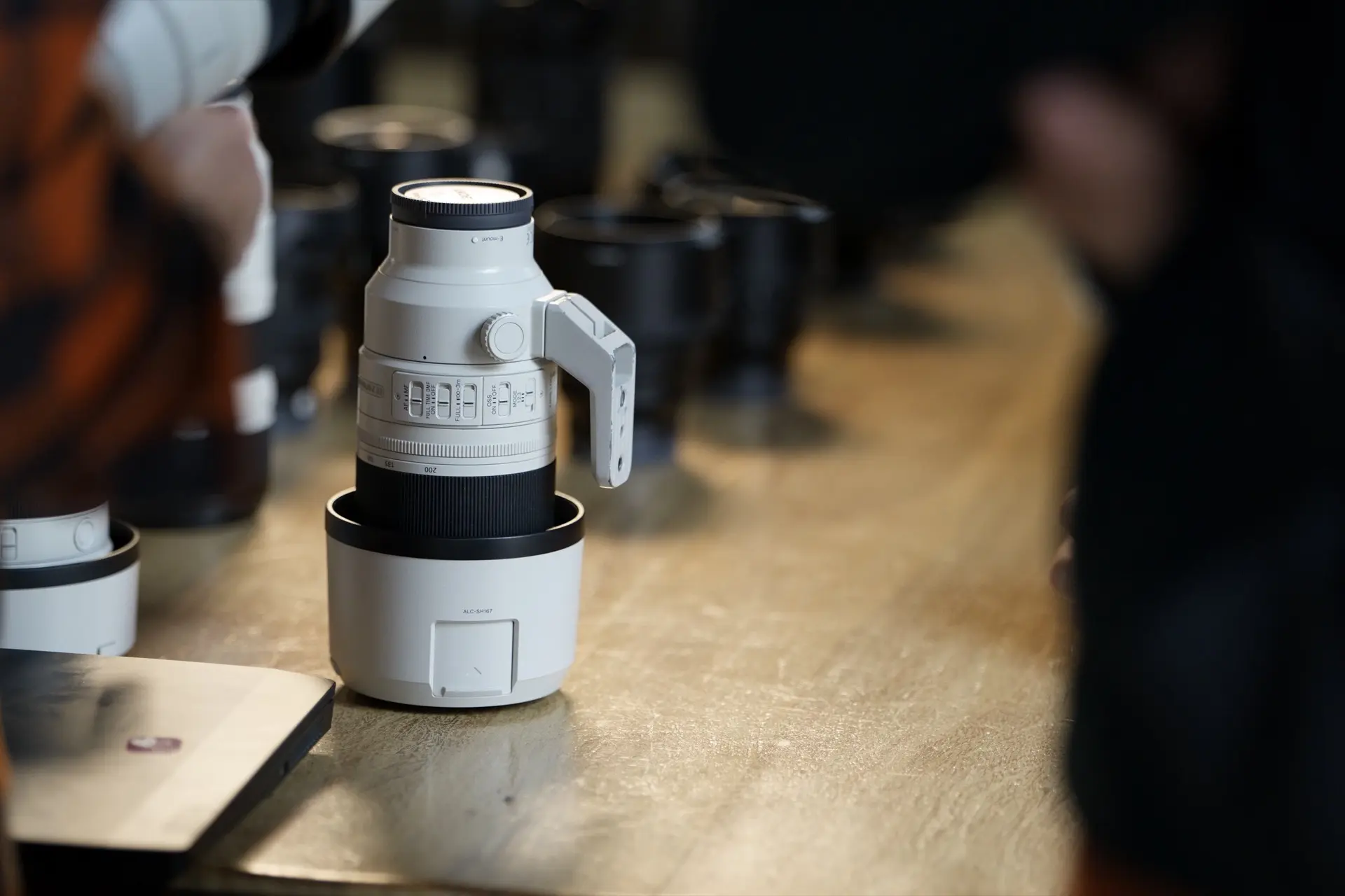 Sony A7 V in esposizione al Cross+Studio di Milano, evidenziando il design ergonomico e innovativo della fotocamera mirrorless.