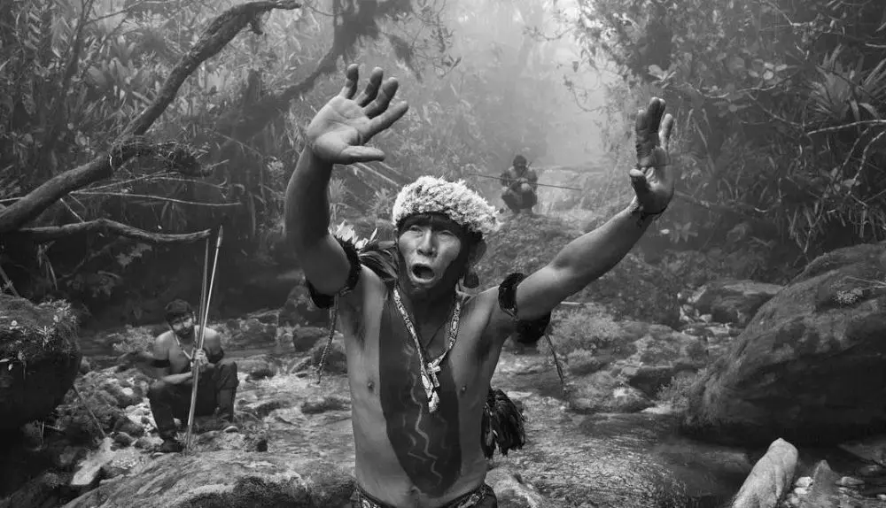 Sebastião Salgado lancia un appello per salvare le popolazioni indigene dell'amazzonia