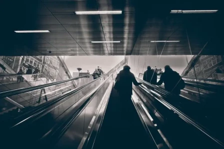Street photography: l’illuminazione ad alto contrasto rende le foto più drammatiche