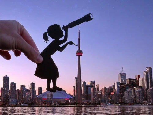 Un foglio di carta, una fotocamera, tanta creatività e il gioco è fatto.