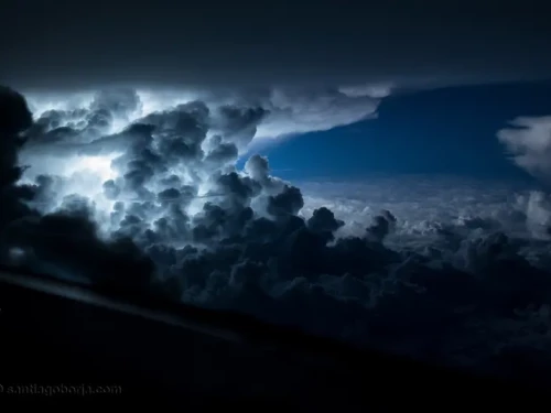 Le meravigliose fotografie fatte ai temporali da una cabina di un boeing 767