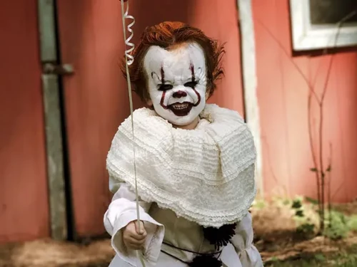 Trasforma il fratello di 3 anni nel pagliaccio assassino di IT