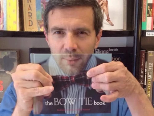 La libreria che "fonde" i clienti con le copertine dei libri (parte 2)