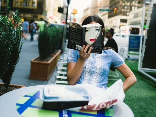 Un mondo di coincidenze per le strade di New York