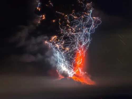 Le incredibili tempeste di fulmini all'interno di eruzioni vulcaniche