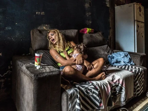 Le donne delle favelas: la vita negli edifici abbandonati di Rio