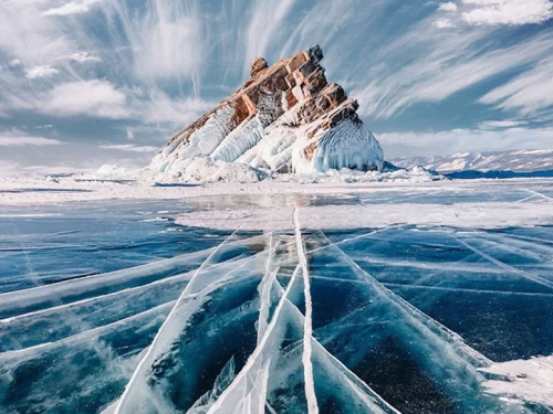Lo spettacolo del lago Bajkal durante il freddo inverno siberiano