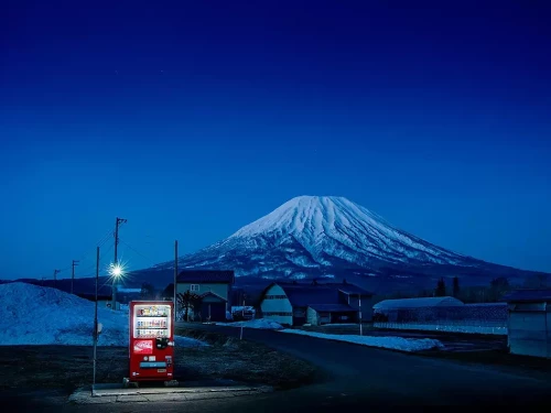 Roadside lights: i distributori automatici brillano nelle notti giapponesi
